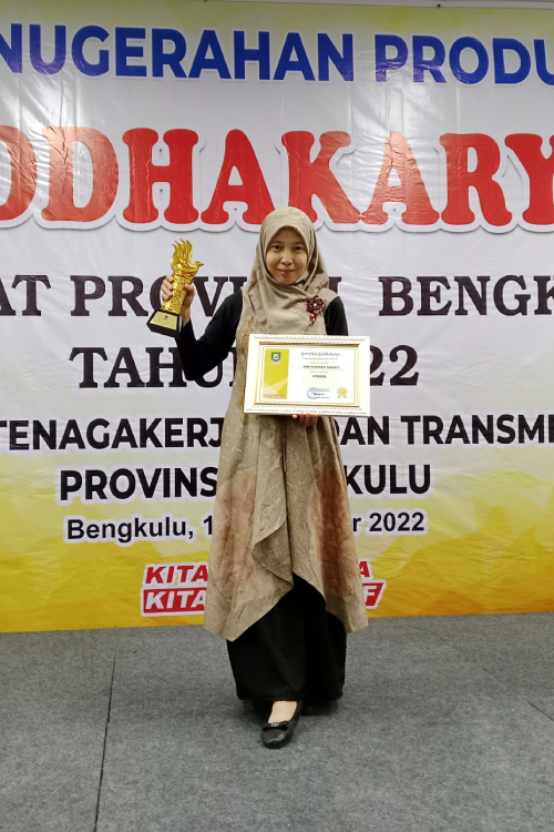 Nurhayati, S.Hut. Pimpinan IKM Sumber Hayati (3)